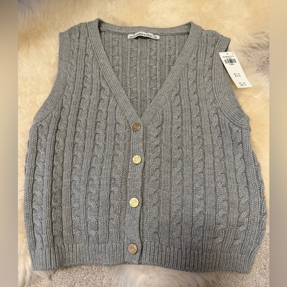 The A&F Mara Cable Button-Up Sweater Vest - Picture 4 of 8